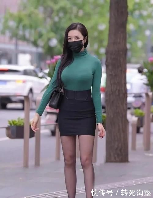 小姐姐 穿着一身连衣裙的小姐姐,休闲还减龄,有点新奇