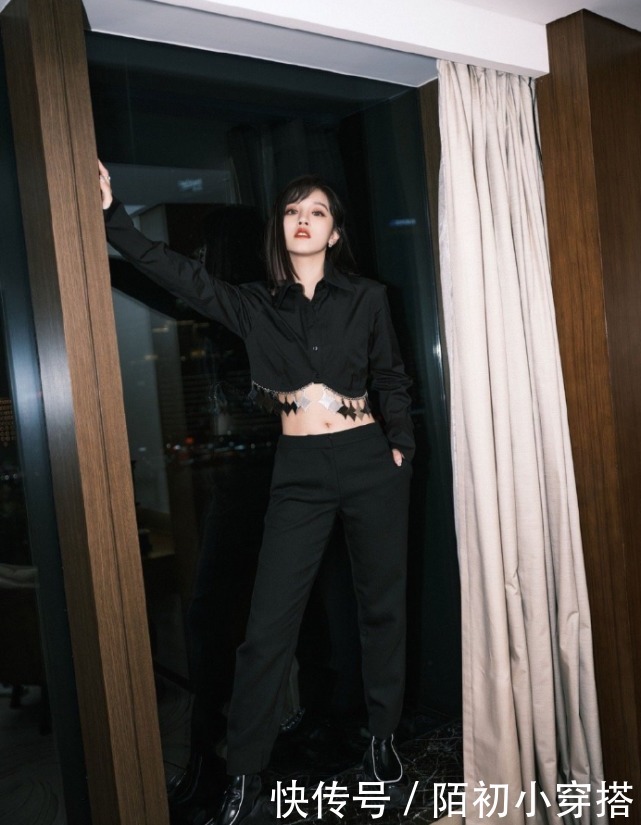 i-dle 宋雨琦为显腰细,故意在露脐装上加星星点缀,秀出“少女腰”太撩了