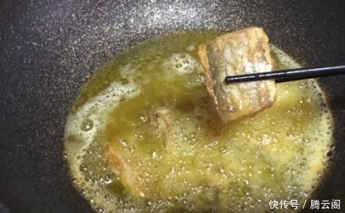 烹饪带鱼,去腥时别只加盐!大厨说多加一样东西,鱼肉鲜嫩没腥味
