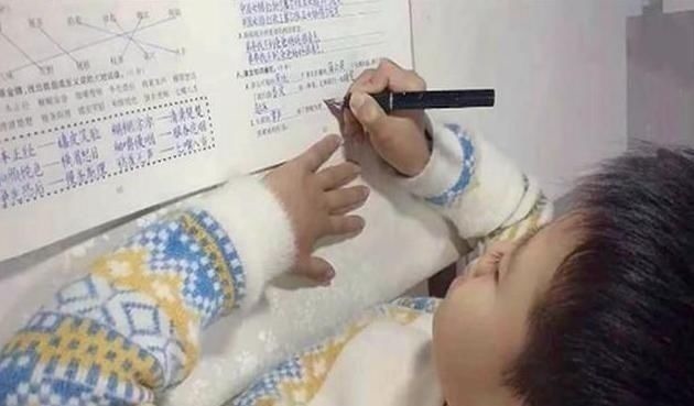 孩子|16岁男孩写字宛如印刷体,获700w网友点赞,父母却说孩子有病
