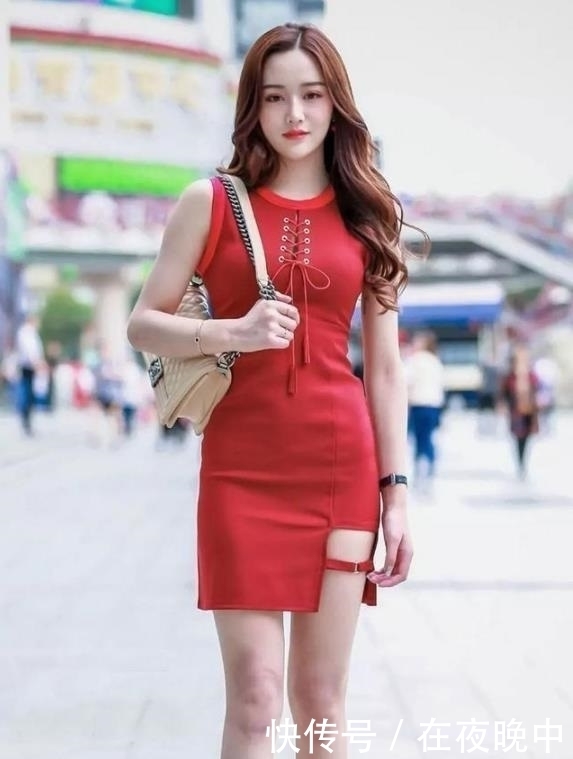 街拍:面容甜美的小姐姐,飘逸长裙穿出秀丽潇洒好气质