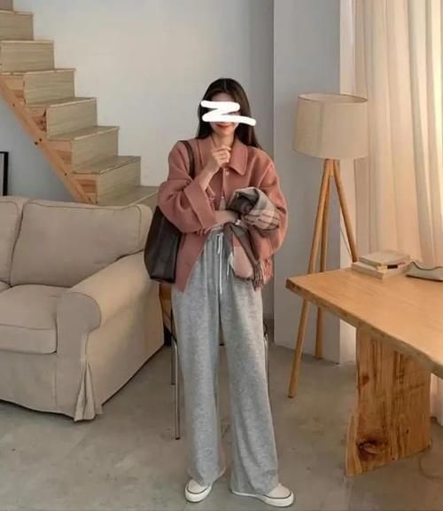 小姐姐|羊绒大衣搭配运动鞋真好看，休闲有范，时尚加倍！