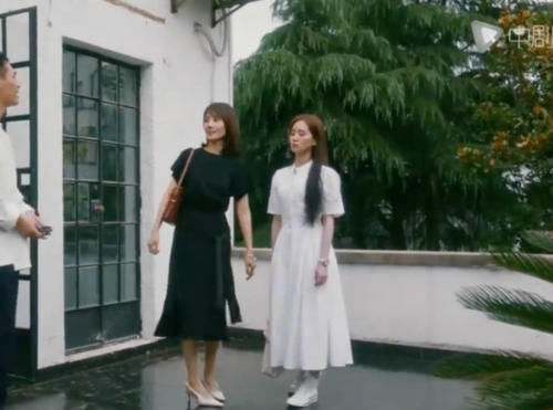 她才是《流金岁月》的最大惊喜，穿衣简单不复杂，气质不输年龄