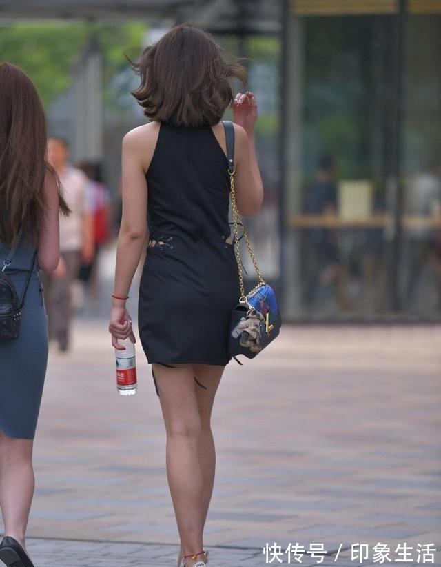 美女 红唇美女身穿黑色连衣裙展现出的是端庄优雅的美！