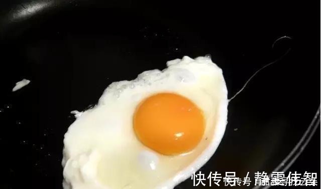 味道|煎鸡蛋时，最忌讳直接下锅，多做1个步骤，鸡蛋金黄味道更棒！
