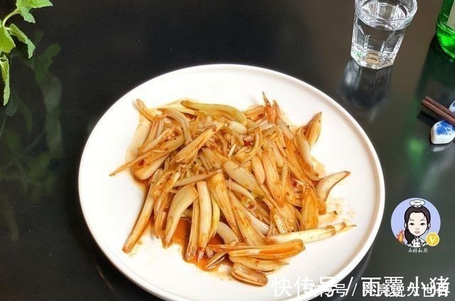 它被人称“菜中灵芝”，简单一拌就好吃，5块钱一斤，遇见别错过