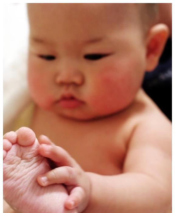 宝宝|宝宝啃自己的小脚丫,爸爸把脚伸过去,宝宝反应也太萌了