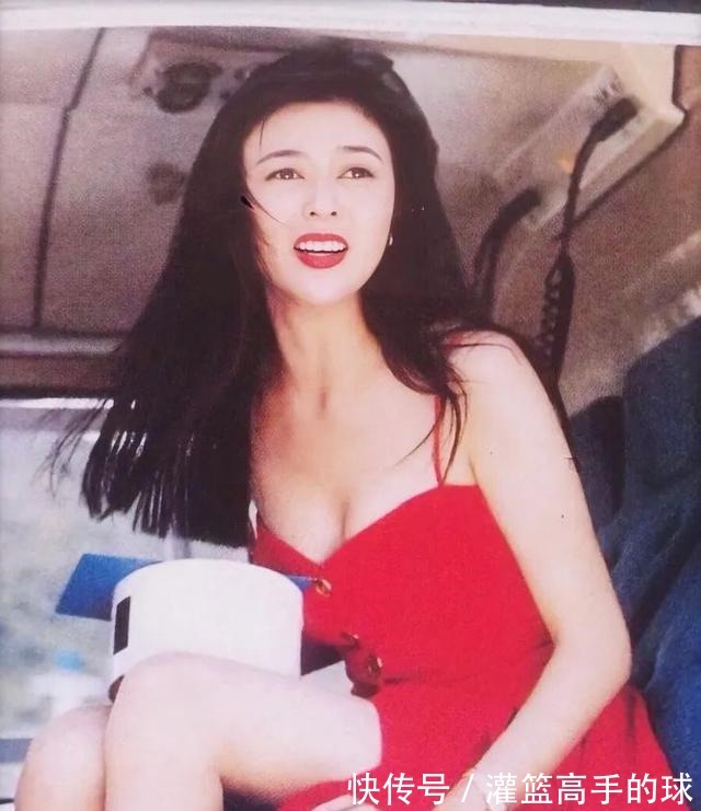 红色|完形填空从90年代火到21世纪的是____的长裙和____的头发!