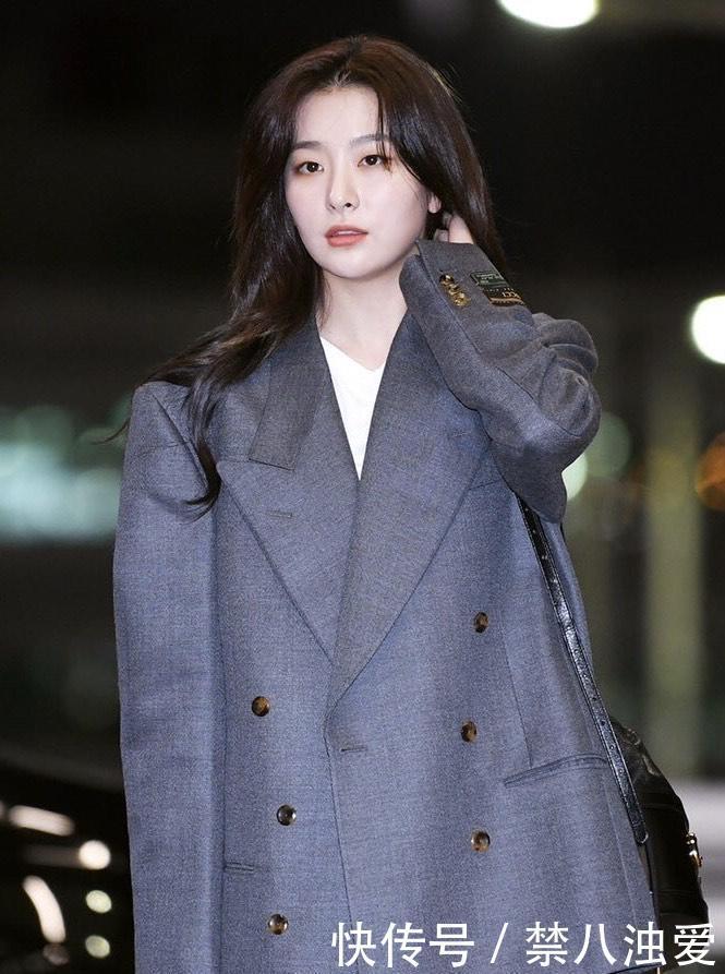 姜涩琪真是个时髦精！穿西装酷炫个性，差点美到认不出