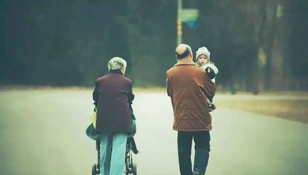 养老|老人到底该不该帮子女看孩子,四种模式供你选择,了解一下