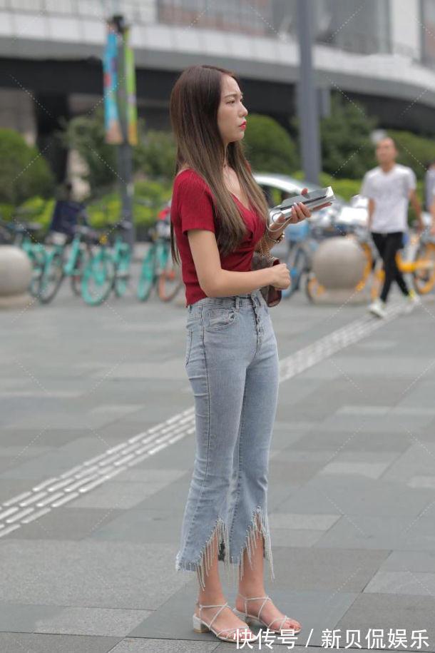 穿搭 美女一件枣红色的T恤搭一条浅色牛仔裤,展现出几分飘逸洒脱的美