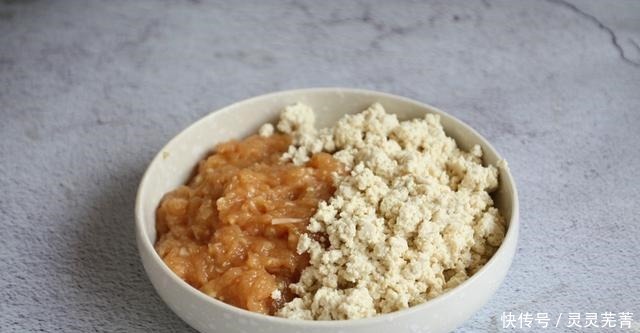 1块豆腐,1块鸡胸肉,就能轻松做成的鸡肉豆腐堡。营养味道好