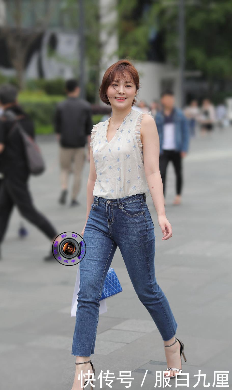 无袖印花衬衫加紧身牛仔裤,搭配一字带高跟凉鞋,展现窈窕好身姿