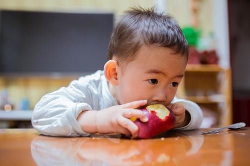 桃子|添加辅食后，给宝宝吃水果有讲究，遵循“6吃3不吃2不做”原则