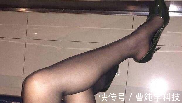 鞋头 尖尖细高跟,鞋头犀利地指向前方,更显女人们雍容华贵的气质!