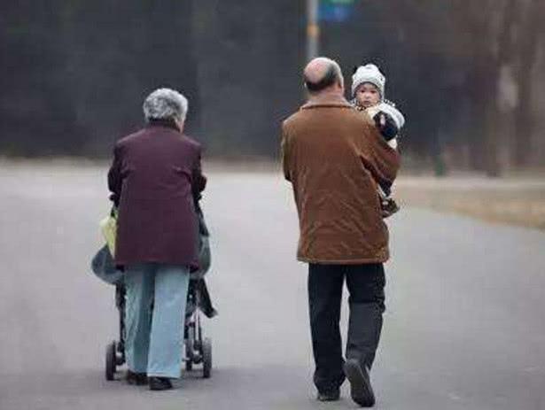 教育权|“最机智奶奶”火了,“改造”婴儿车轻松带俩娃,网友:带娃神器