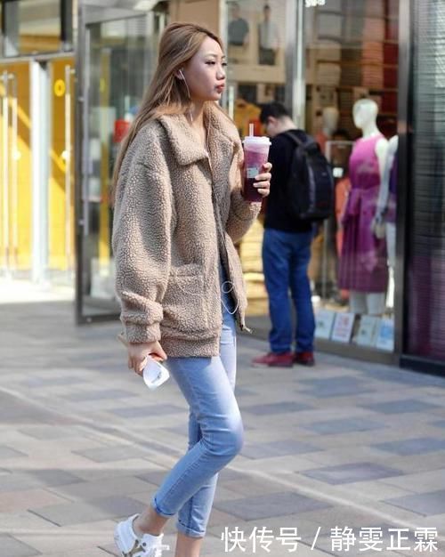 街拍小姐姐绿色的格子西装清爽又帅气,街头风十足