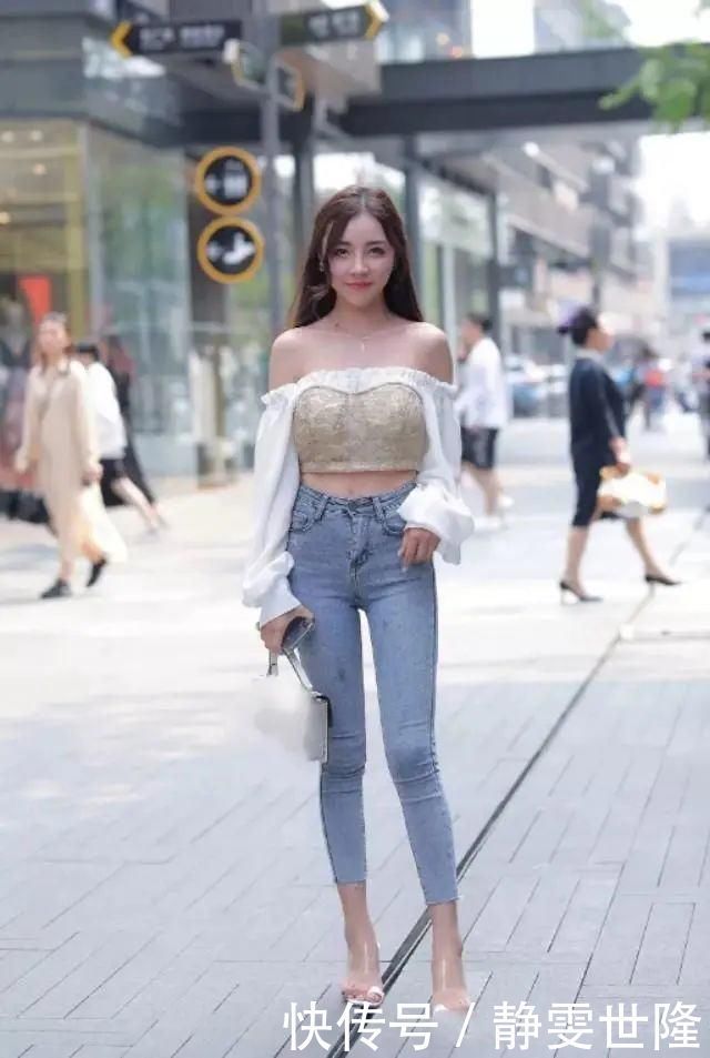 紧身牛仔裤尽显曼妙身姿,背影才是堪称一绝的时尚美