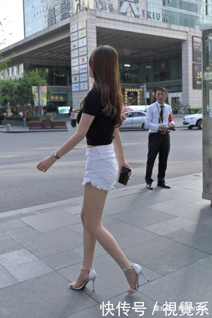 小姐姐短裤搭配一双白色的尖头高跟鞋,彰显了甜美的气质感