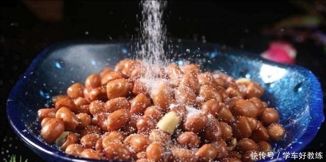 炸花生米|炸花生米时，撒盐撒酒都不对，饭店大厨放点它，30天不回潮