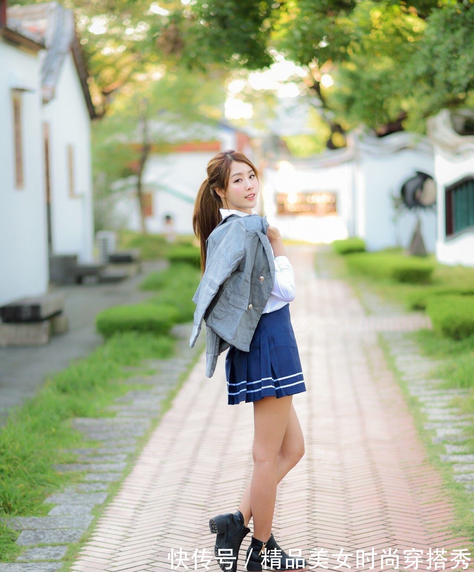 范儿|白衬衫搭配蓝色太阳伞裙,穿出摩登女神范儿