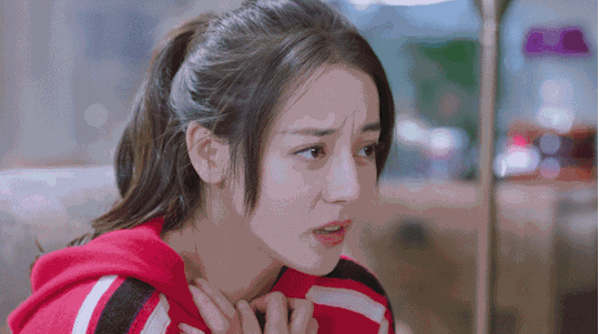 |搞笑GIF:帅哥拉弓的动作其实挺标准的,手里的东西是亮点!