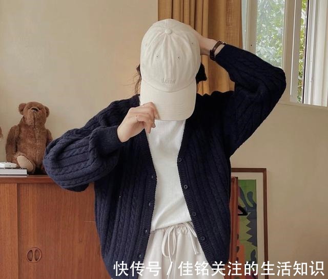 纽扣 针织衫 + 3件下装，早秋这样穿好时髦！