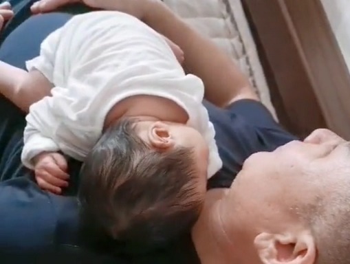 长辈们|“最富有姥爷”带娃睡觉火了,这大概我见过最值钱的“外挂”了