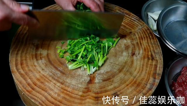 葱爆羊肉在家怎么做羊肉鲜嫩甘香、大葱脆嫩!大厨教你正确做法