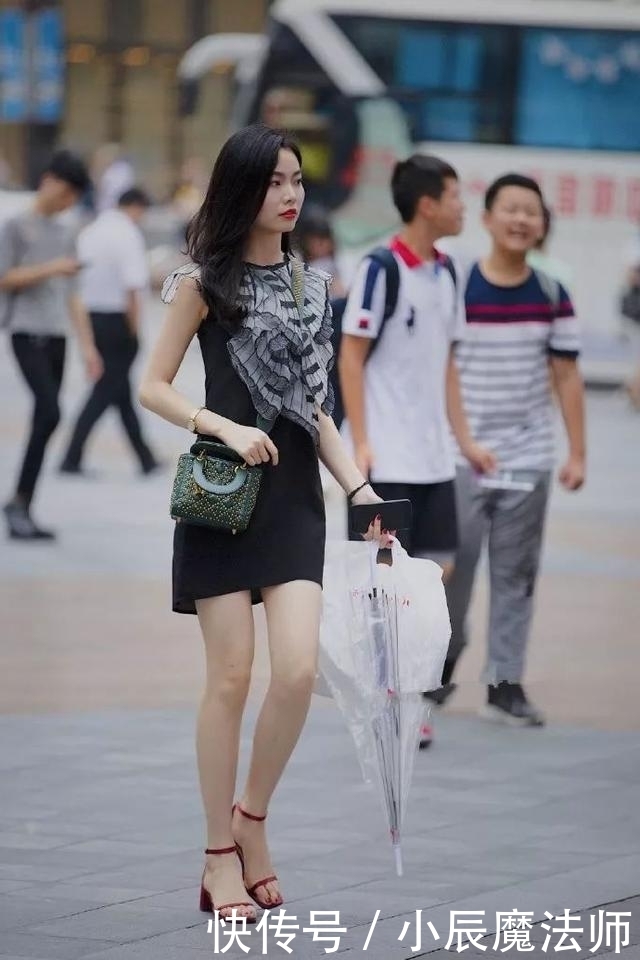 路人街拍,美女穿简单又时尚的黑色连衣裙,非常美