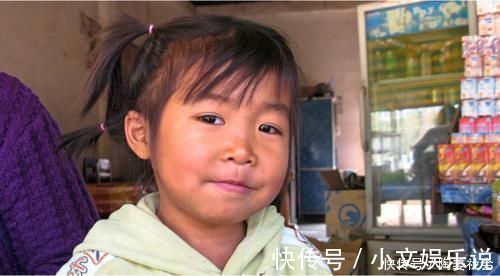 女孩|公交车上,4岁女孩的行为让乘客颤抖小小年纪怎么会这么狠