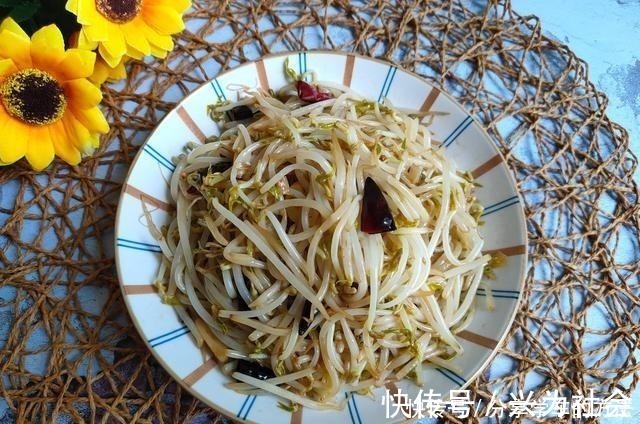 炒豆芽不焯水,也不直接下锅炒,大厨这样做,脆爽入味不出水