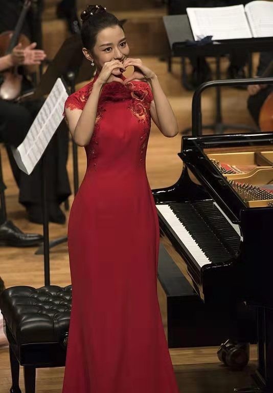 面相|吉娜生娃后变壮实,穿中国红旗袍在婆家捞金,面相和老公越来越像