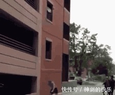 |搞笑图片幽默段子笑话:设计师,这个露天楼梯当初没考虑天气吗?