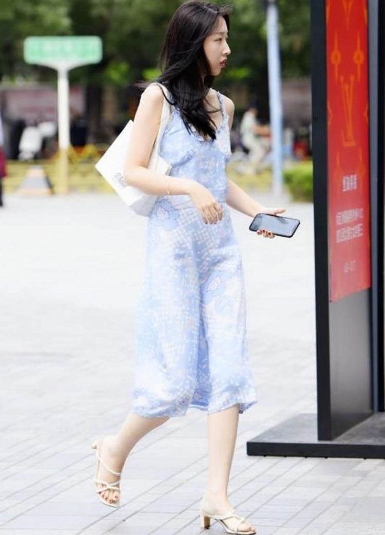 短袖|街拍，黑色阔腿裤搭配绿色短袖，简洁大方也很显年轻