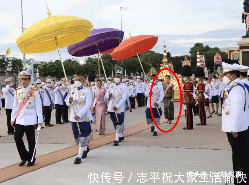 妻妾!妻妾待遇截然不同,43岁苏提达坐拥华盖,诗妮娜用雨伞滥竽充数