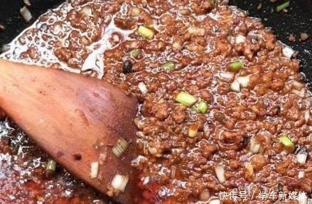葱段|做炸酱面，用黄豆酱好还是甜面酱好很多人做错，难怪不香还难吃！