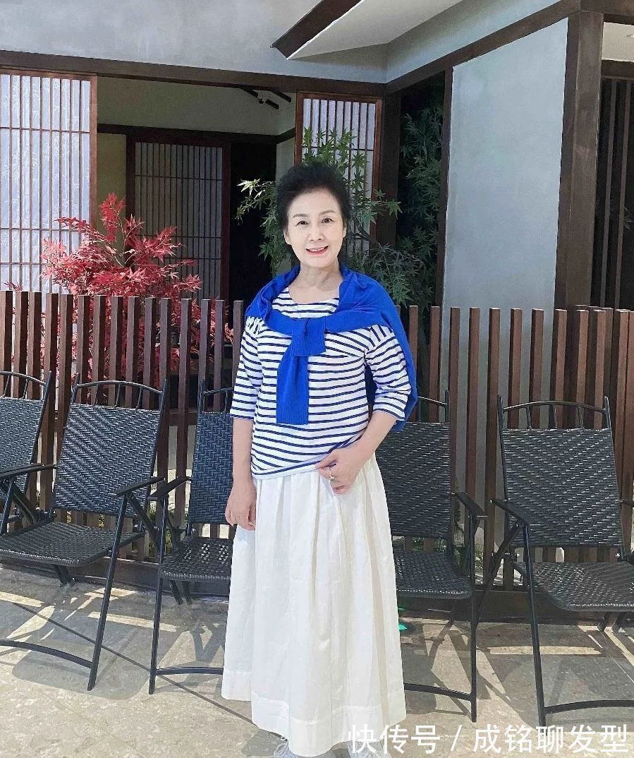 老少皆宜|60岁女人穿衣要避开“大妈感”,学学这位阿姨的穿搭,优雅又大气