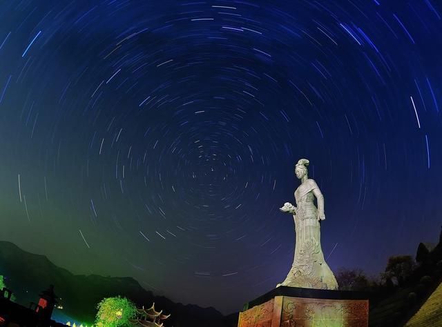 祭祖圣地之一，规模最大的女娲祭祀建筑群，被誉为＂华夏祖庙＂