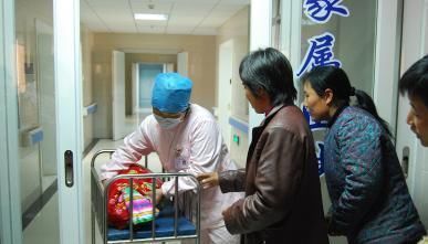 新生儿|孕妈分娩时，产房外的婆婆和亲妈有什么表现？丈夫：差距太明显