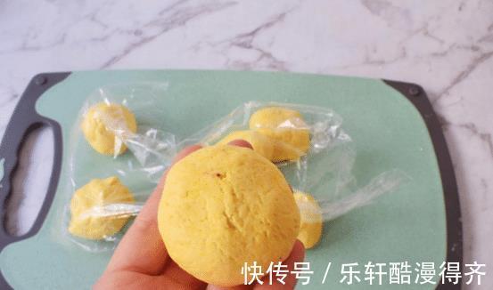 好吃|甜香滋养，无油紫米馅南瓜饼，制作简单还好吃