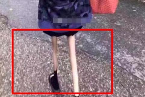 化妆|女孩素颜极其清纯,却有着令人“不敢看”的双腿,畸形审美谁来管