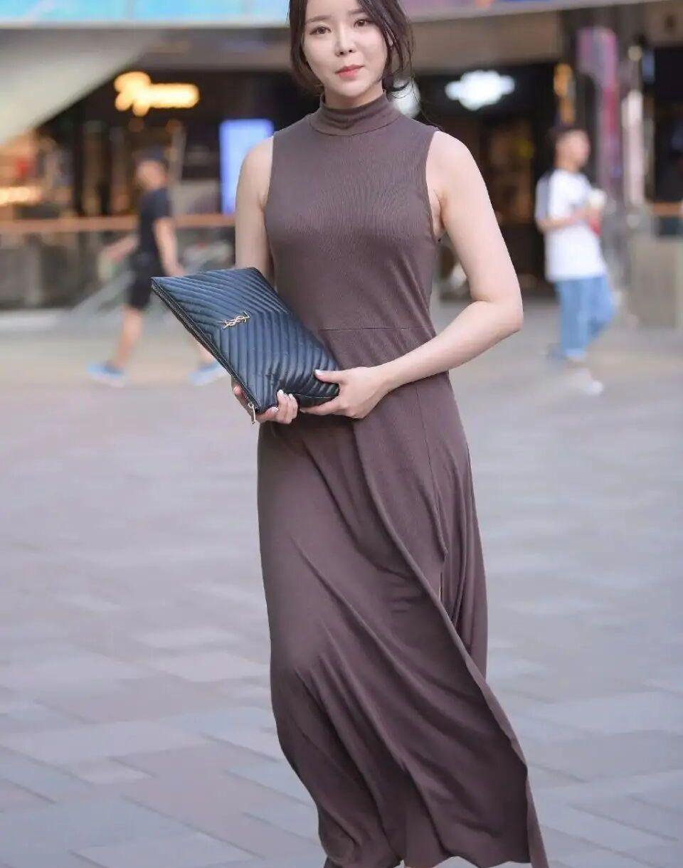 “A字裙”的潮流已经没有了，今年流行“马甲裙”，又瘦又洋气
