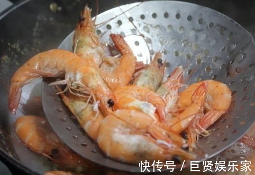 正确做法|做水煮虾时，多放“3样料”，虾肉鲜香无腥味，教你正确做法