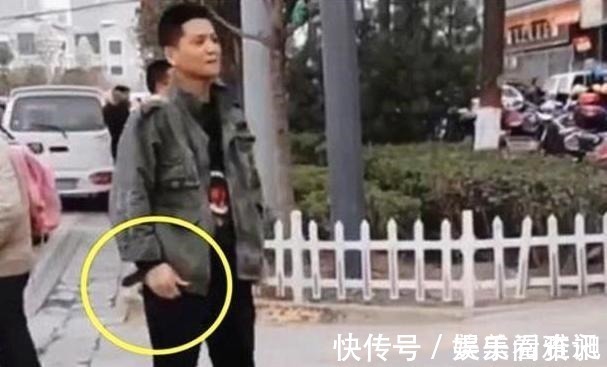 孩子|爸爸穿工服接女儿放学,站得远远的害怕给女儿丢脸,但有些想多了