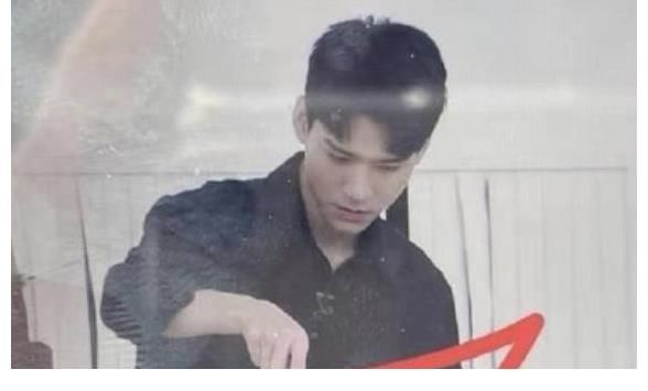 周也|中餐厅5路透，5人外出采购，黄晓明走前面，姚安娜被孤立