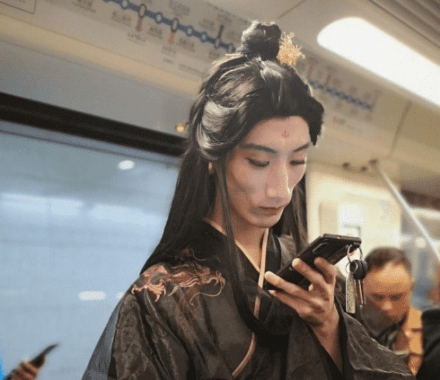发髻|地铁里1.8米男子穿汉服,发髻高耸阴柔可人,旁边大妈看了直摇头