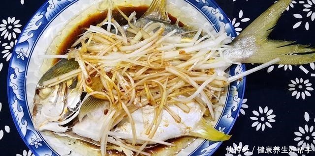清蒸鱼|不管蒸啥鱼，别用料酒和醋去腥，教你一招，鱼肉香嫩，鲜美不腥气