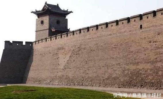 浇地|他发现地上草的颜色不对,下令用热油浇地,结果地下一片哀嚎