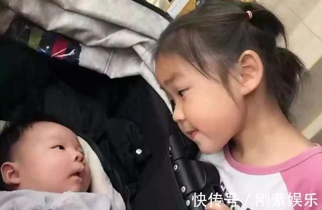 姐姐|弟弟“伺候”刚洗完澡的姐姐火了,网友:让姐姐收拾得明明白白的